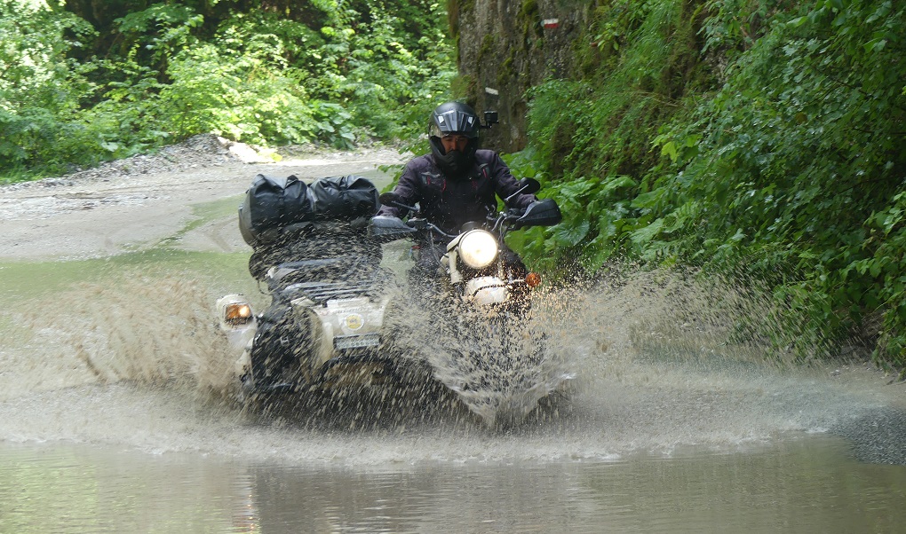 Passage à gué en sidecar ural - Uralistan